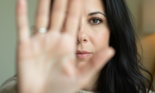 La-nueva-terapia Terapeuta de La Nueva Terapia realizando un gesto de conexión energética.